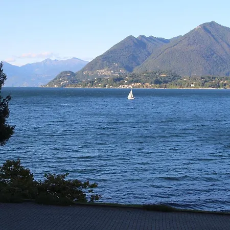 La Dell'artista Swimming Pool And Air Conditioning