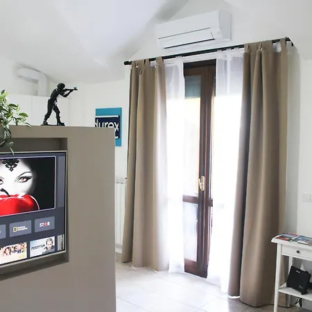 La Dell'artista Swimming Pool And Air Conditioning סטרסה