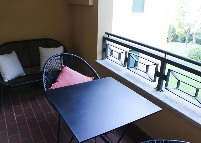 La Dell'artista Swimming Pool And Air Conditioning