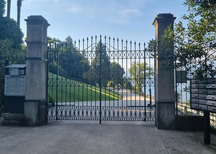 La Dell'artista Swimming Pool And Air Conditioning Apartment